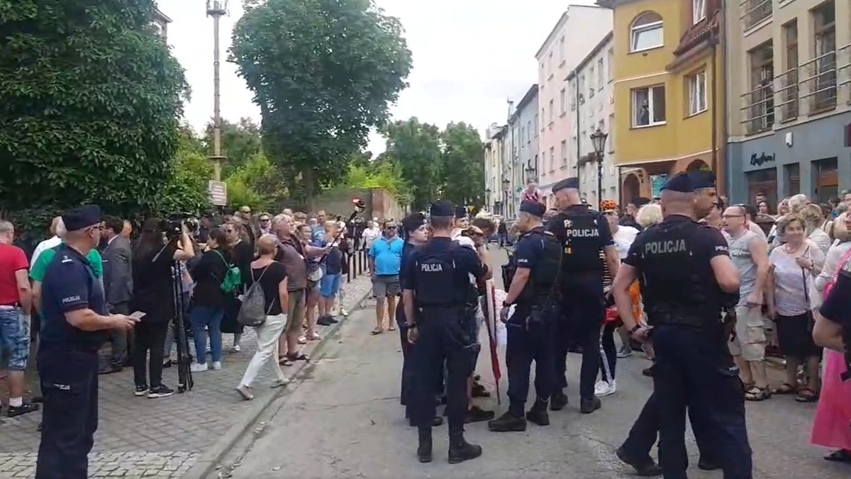 Mateusz Morawiecki przyjechał dziś do Wejherowa na spotkanie z mieszkańcami. Nie wszyscy jednak zostali wpuszczeni. Gdy wreszcie szef rządu dotarł na miejsce, tłum ludzi na ulicy skandował: "Złodzieje, złodzieje", "Inflacja-złodziejstwo", "Konstytucja", "Naród czeka, panie premierze". Sznur limuzyn tylko minął tłum i zniknął za bramą szkoły. Tam już w zupełnie innej atmosferze premier Morawiecki mógł "porozmawiać o Polsce".