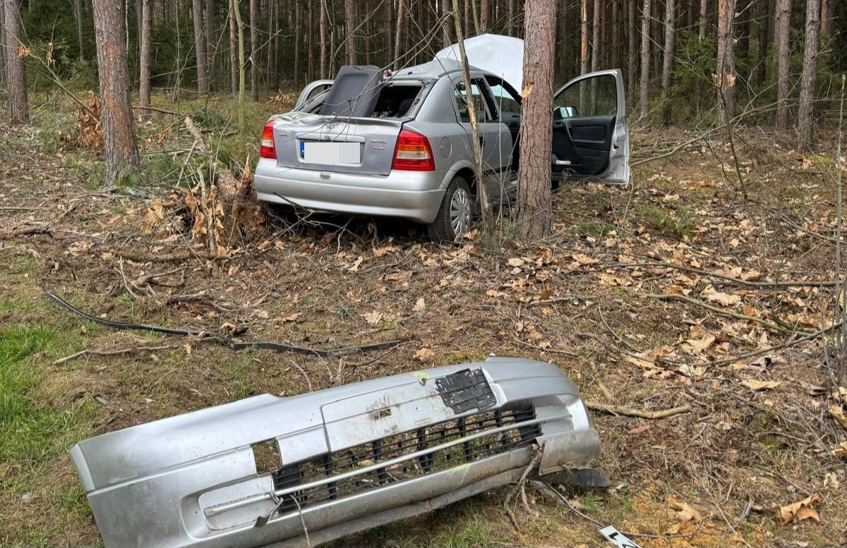 Niebezpieczne dachowanie! 85-latek stracił panowanie nad pojazdem na zakręcie