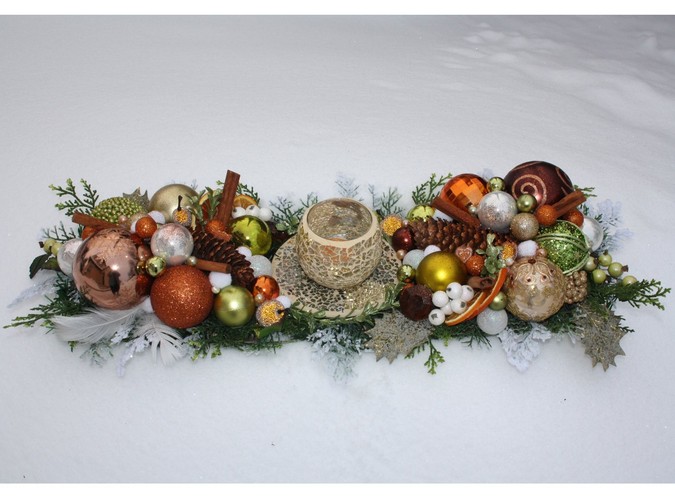 Stroik w odcieniach złota i miedzi ze świecznikiem. Autorka: Marta Jarosińska-Mańka