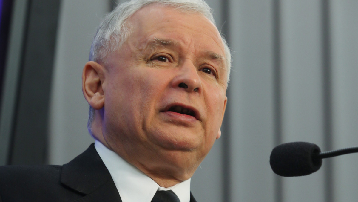 Jarosław Kaczyński w rozmowie opublikowanej na stronach PiS ocenia exposé Donalda Tuska oraz niektórych nowych ministrów. To pierwsze ocenia negatywnie, a o członkach rządów mówi w kontekście ich urody. Krytykuje także wykorzystanie przez rząd środków unijnych, sugerując, że jego rząd zrobiłby to lepiej, zwłaszcza gdyby żyła Grażyna Gęsicka. A tak jego zdaniem stałoby się, gdyby rządziło PiS. - Ona na pewno by żyła, gdybyśmy rządzili, bo na pewno nie byłoby wtedy katastrofy smoleńskiej - powiedział.