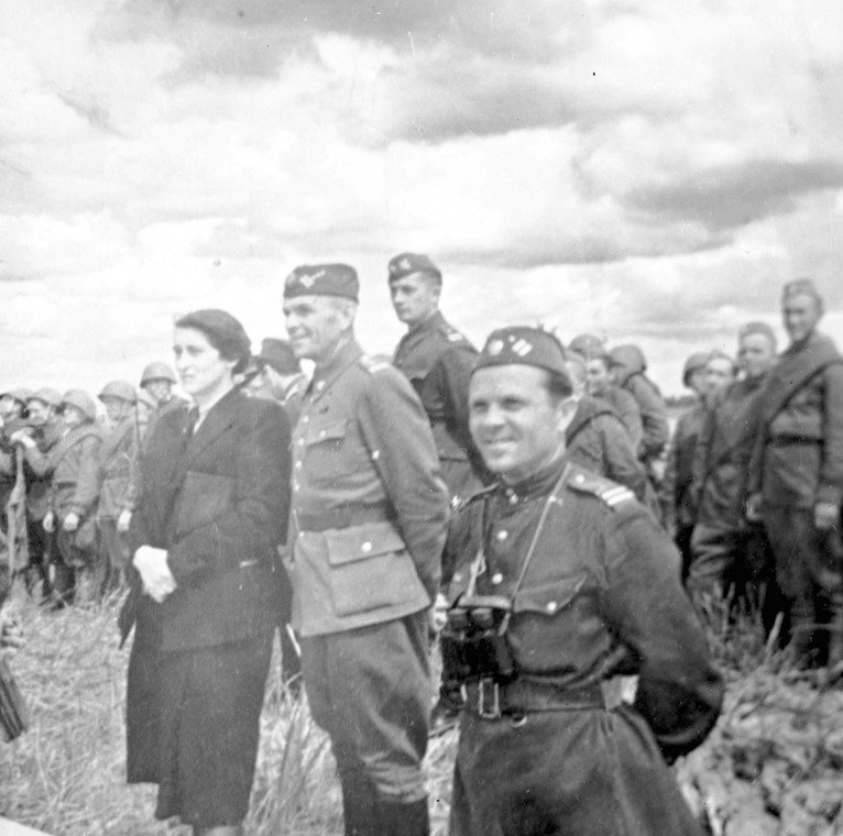 Formowanie 1 Polskiej Dywizji Piechoty im. Tadeusza Kościuszki w 1943 r. w Sielcach nad Oką. Na zdjęciu, m.in. płk Wanda Wasilewska (L) i płk Zygmunt Berling (2L)