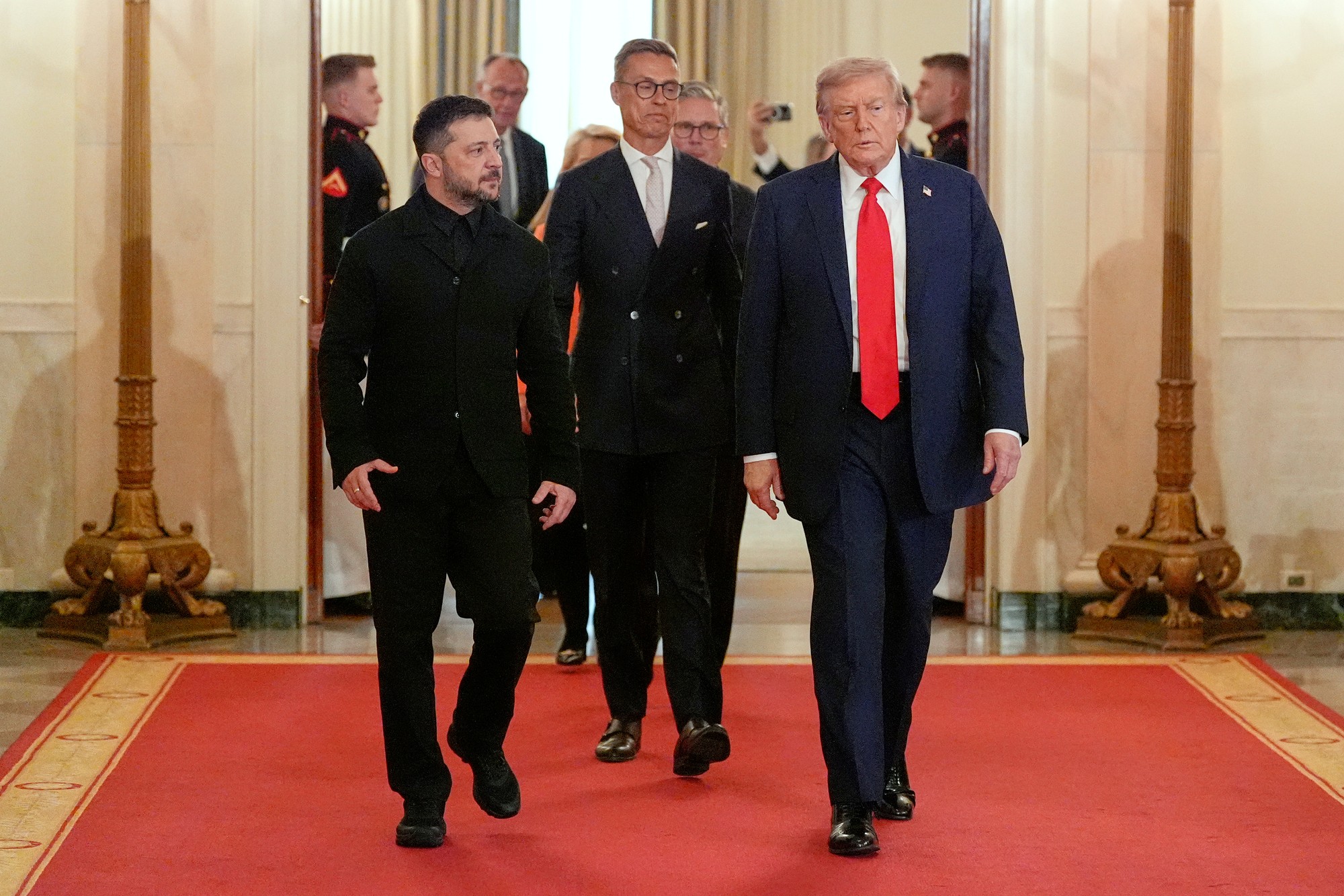 Ukrajinský prezident Volodymyr Zelenskyj (zľava), fínsky prezident Alexander Stubb a prezident Donald Trump.