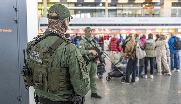 Ukrainka z napisem bomba" na Lotnisku Chopina. "Żart" nie skończył się dla kobiety dobrze