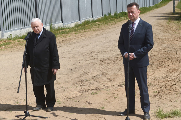 Prezes PiS Jarosław Kaczyński (L), wicepremier, minister obrony narodowej Mariusz Błaszczak (P)