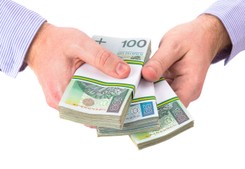 Podatek bankowy, czyli strzyżenie razem ze skórą [KTO ILE ZAPŁACI?]