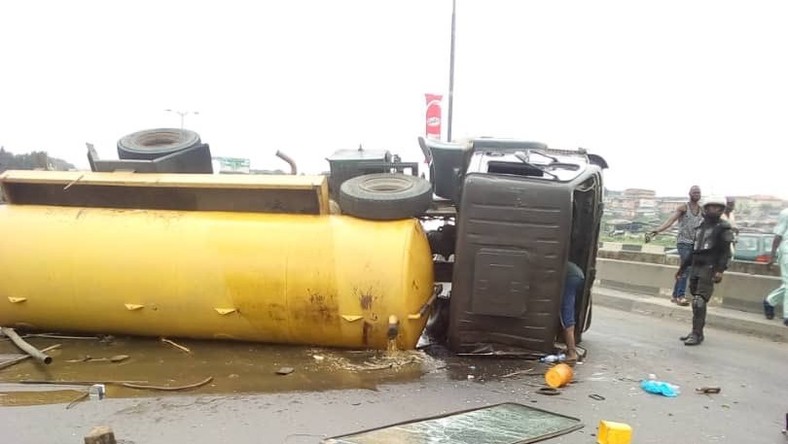 The septic tank truck fell on Monday, August 26, 2019 [Twitter@TunjiDisu1]