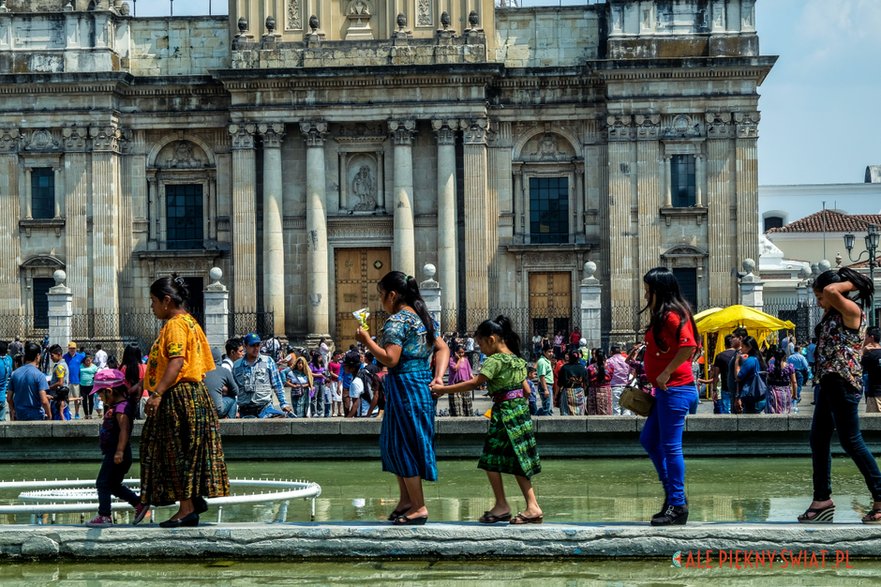 W niedzielę w Parque Central w Ciudad Guatemala spotykają się wszyscy, bez względu na pochodzenie