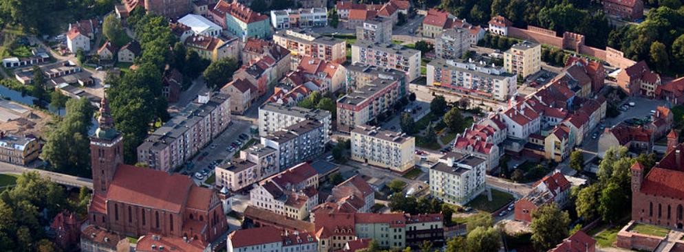 <strong>Lidzbark Warmiński</strong>
<br></br>
Lidzbark Warmiński od 1350 r. do XIX wieku był stolicą Warmii i dawniej jej największym miastem. Miasto było centrum wiary i kultury w Rzeczypospolitej Obojga Narodów, często dlatego też nazywano je Perłą Warmii. Przez długi czas było pod panowaniem biskupów warmińskich. Był to też znaczny ośrodek gospodarczy ustępujący swym znaczeniem na Warmii tylko Braniewu. W mieście znajduje się zamek biskupów warmińskich, który za dużą wartość artystyczną i historyczną w skali światowej.
<br></br>
Największą atrakcją miasta jest Zamek Biskupów Warmińskich wraz z przedzamczem, bastionem i basztą – jeden z najcenniejszych zabytków w Polsce
<br></br>
Fot. ZeroJeden / Wikimedia Commons, lic. cc-by-sa