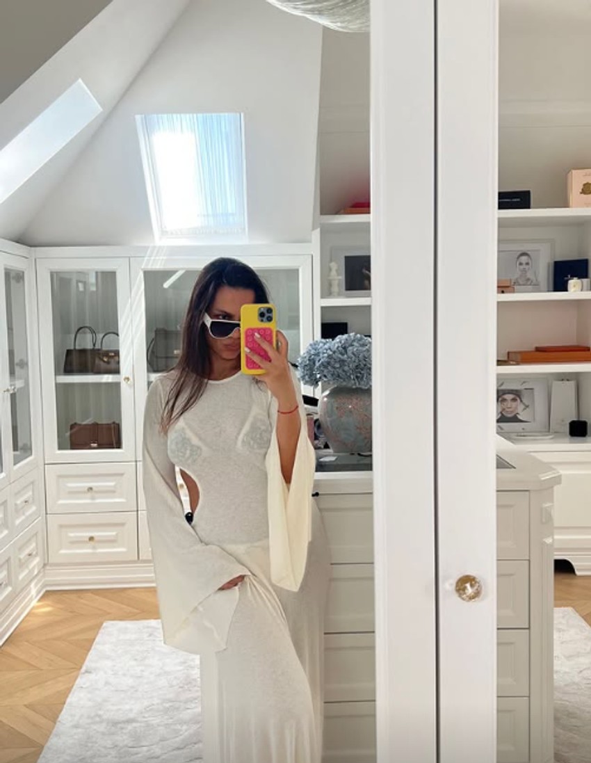 Žena Viktora Troickog u providnoj haljini