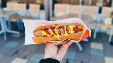 Jak powinno się jeść hot doga? Inaczej, niż to robisz