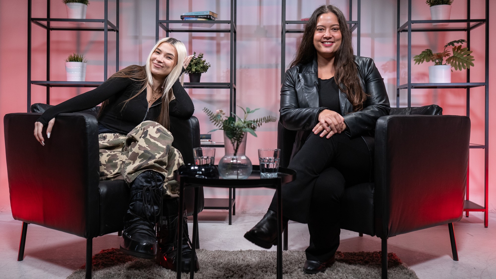 Speváčka Veronika Adamičková alias Ronie a Teri Čikoš.