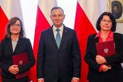 Marzena Paczuska (po lewej) i Hanna Karp po odebraniu nominacji do KRRiT od prezydenta Andrzeja Dudy