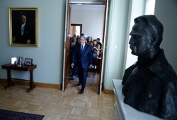 Prezydent Komorowski podpisał projekt nowelizacji konstytucji ws. JOW-ów