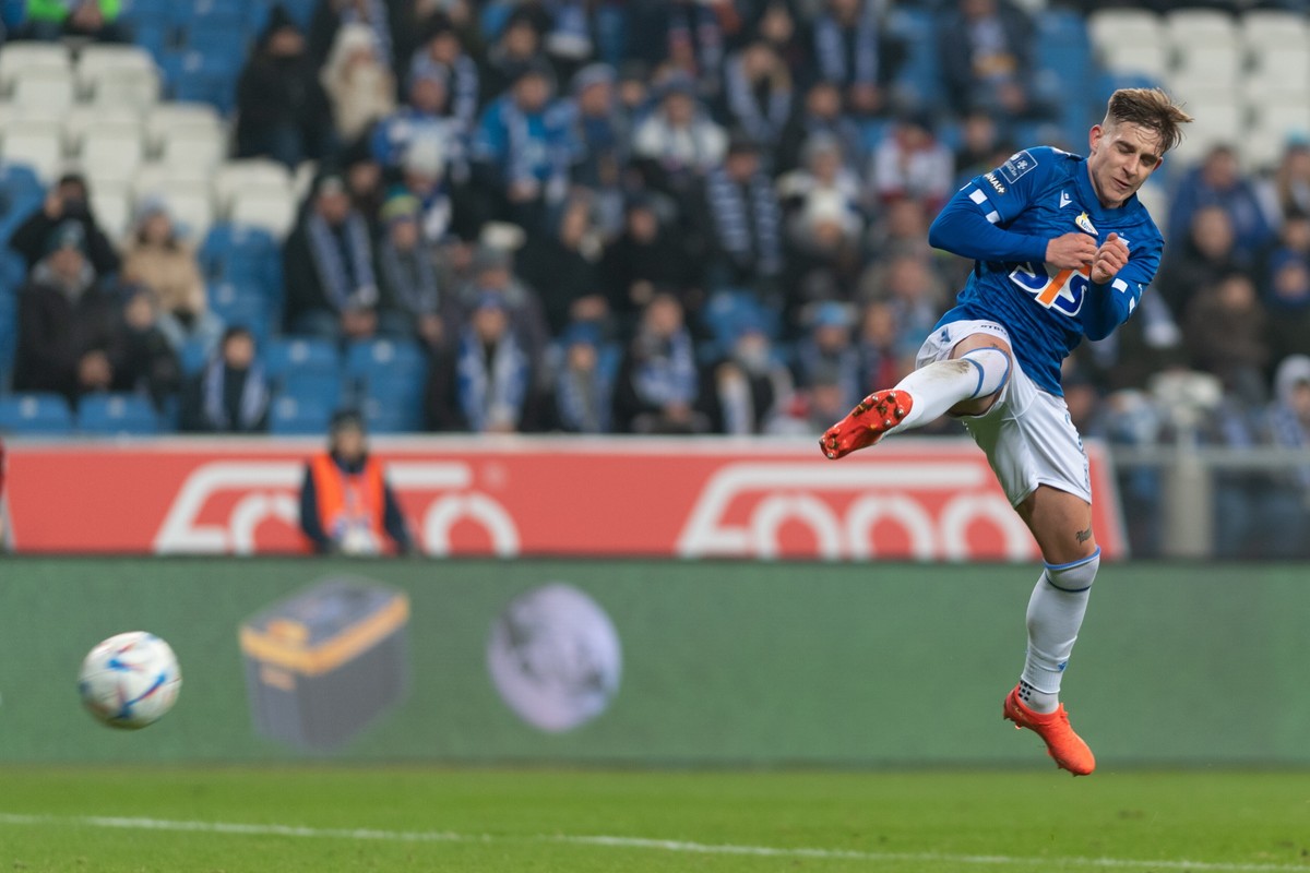 Poznań, 03.03.2023. Zawodnik Lecha Poznań Michał Skóraś podczas meczu 23. kolejki piłkarskiej Ekstraklasy z Lechią Gdańsk, 3 bm. (js) PAP/Jakub Kaczmarczyk