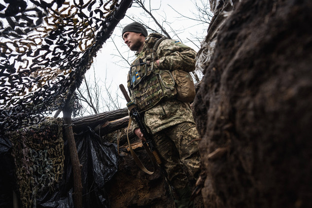 Ukraiński żołnierz w okopach w Donbasie