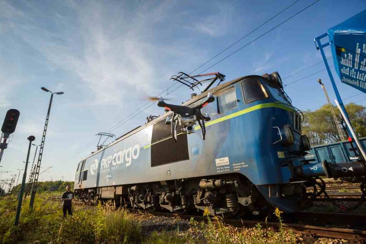 Grupa PKP Cargo zarobiła w pierwszym półroczu 156 mln zł, o jedną czwartą więcej niż rok wcześniej. Stało się to, mimo mniejszych przychodów, które wyniosły 1,89 mld zł wobec 2,05 mld zł przed rokiem. Co się stało? Miało się do tego przyczynić nabycie czeskiego przewoźnika AWT. Wartość AWT po przejęciu okazała o 140 mln zł wyższa od szacunków sporządzonych przed transakcją <br><br> Na zdjęciu: Dron przekazuje filmowy obraz w czasie rzeczywistym