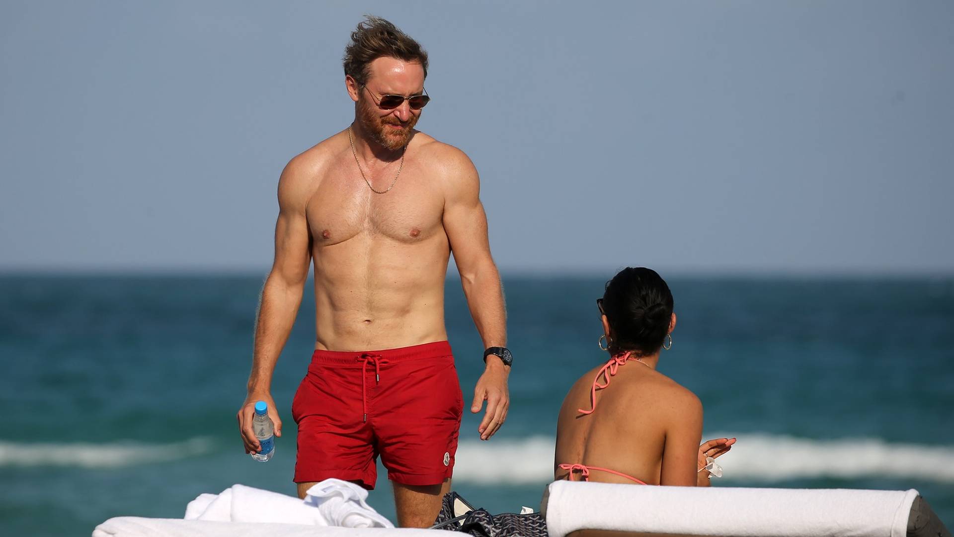 Od David Guetta na plaži jedino bolje izgleda njegova devojka zbog koje je posle 22 godine ostavio ženu