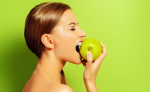 Kobieta gryzie jabłko
