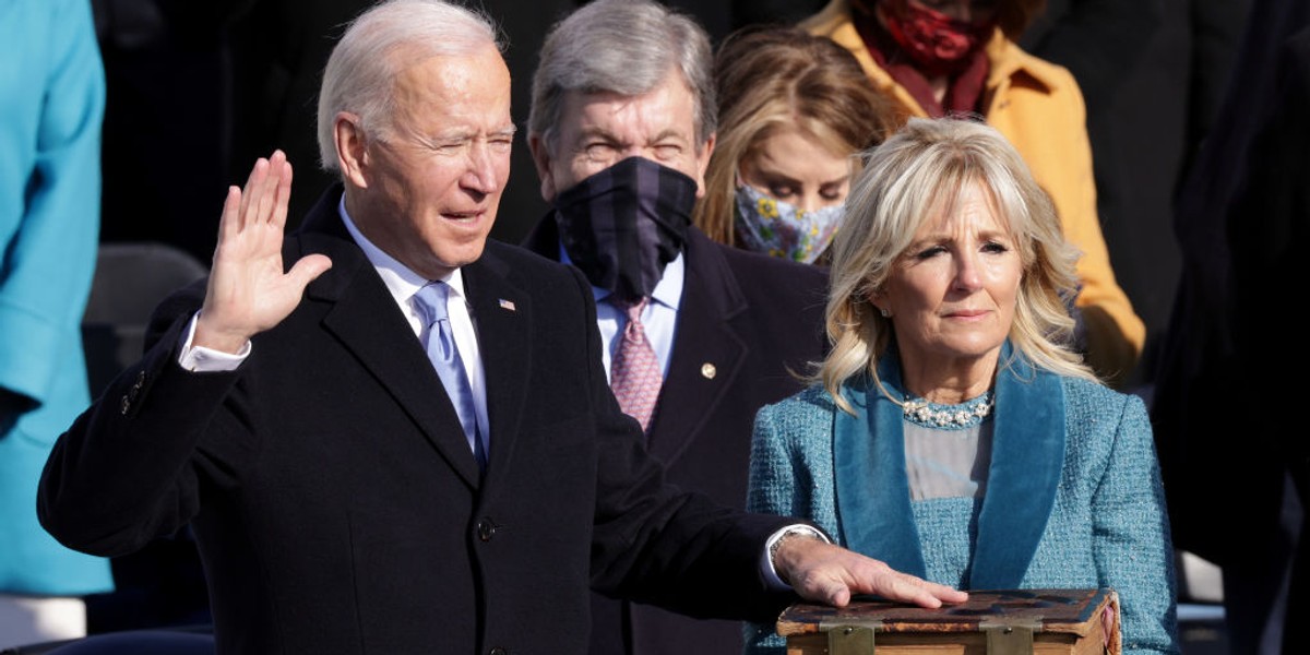 Joe Biden został oficjalnie 46. prezydentem USA. Złożył przysięgę na Biblię, która w jego rodzinie jest od 127 lat. 