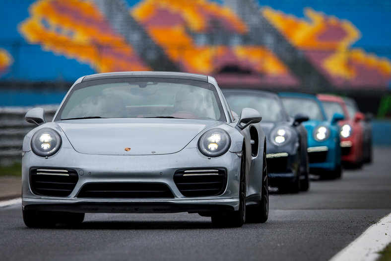 Porsche Carrera S i Turbo S na torze Istanbul Park