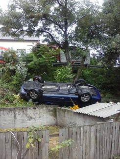 Zakręt grozy w Sułkowicach. Samochody wbijają się w dom. ZDJĘCIA