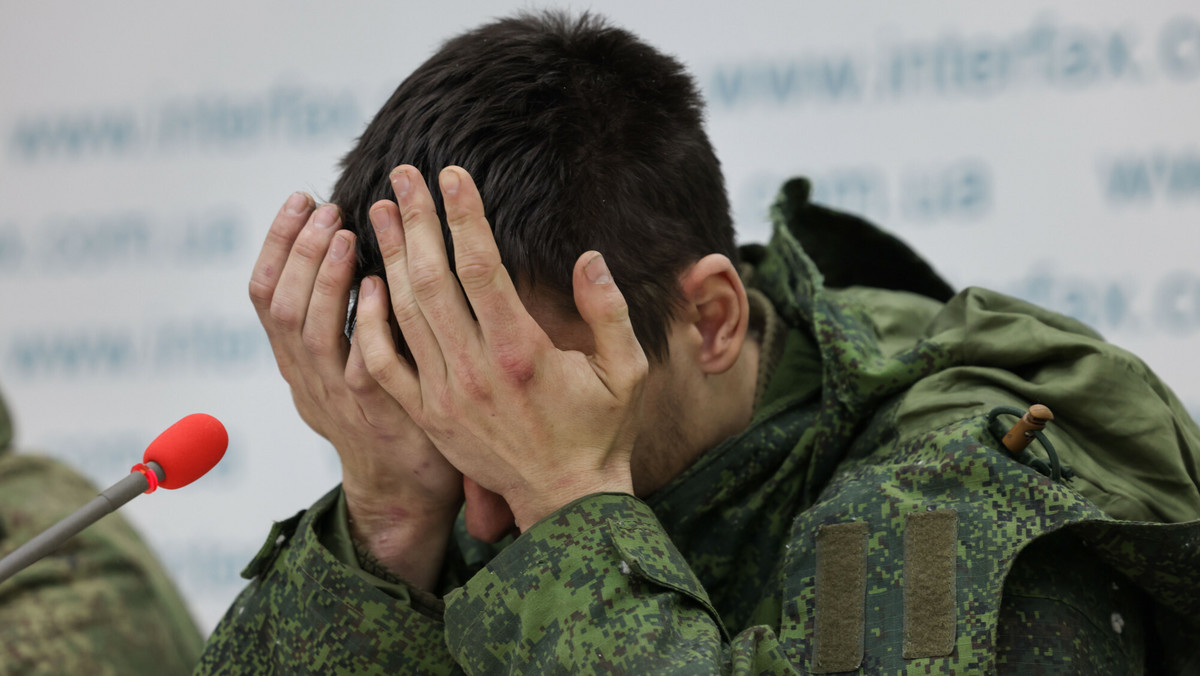 "Odcinanie palców, obcinanie uszu". Jak Rosjanie traktują ukraińskich jeńców?