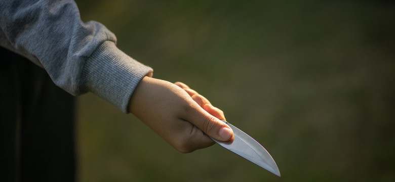 Niemcy: Drastyczne sceny w klasie. Uczennica zaatakowała koleżankę nożem