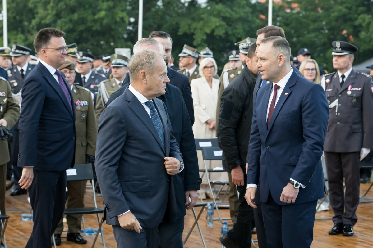 Karol Nawrocki czy Donald Tusk? Kto powinien odpuścić? [SONDAŻ]