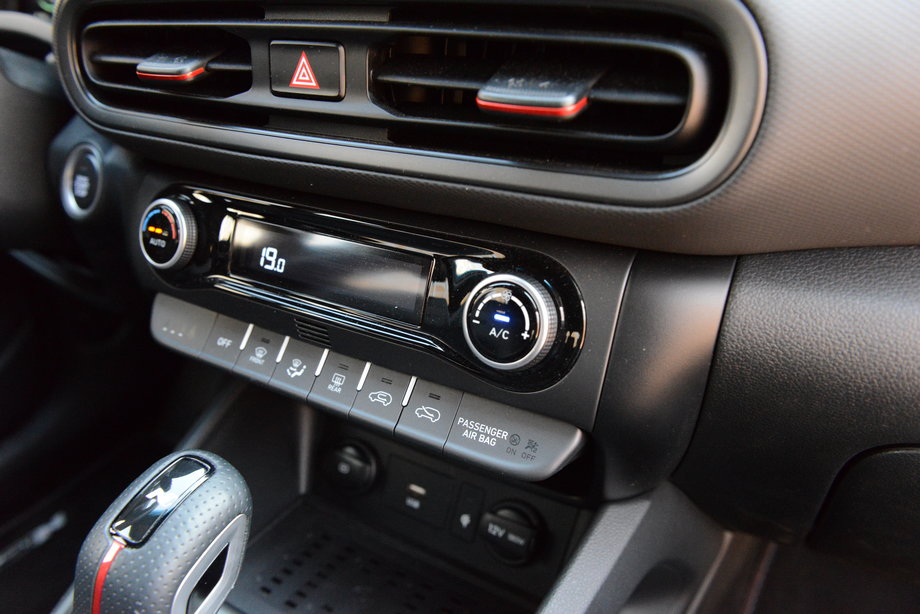Hyundai Kona w centrum kokpitu ma wprawdzie ekran systemu multimedialnego, lecz pod nim pozostawiono zestaw przycisków i pokręteł, dzięki czemu mamy szybki dostęp do podstawowych funkcji.