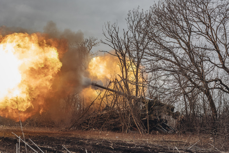 Żołnierze ukraińscy ostrzeliwujący rosyjską artylerię w okolicach Bachmutu, obwód doniecki, 27 marca 2023 r