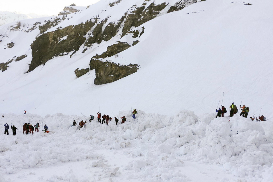 W Crans-Montana w Alpach Berneńskich w szwajcarskim kantonie Valais lawina porwała kilkanaście osób