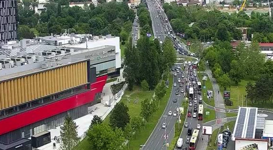 Otežan saobraćaj kod kružnog toka u Bloku 17 kod Ušća.