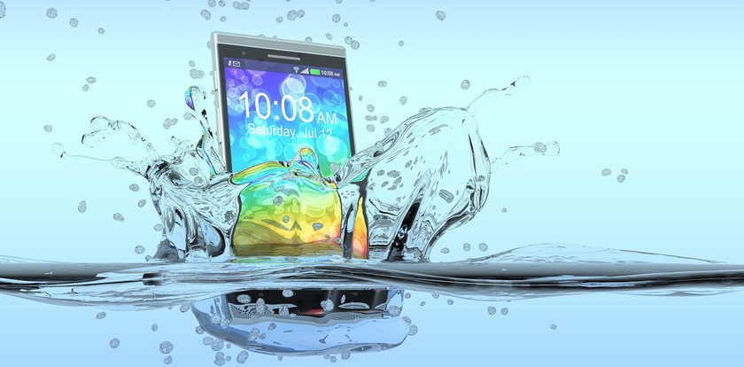 Jak naprawić smartfona po zalaniu?