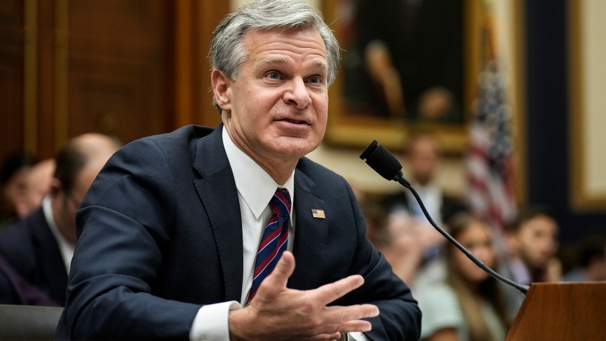 Dyrektor FBI Christopher Wray ogłasza wcześniejszą rezygnację na trzy lata przed końcem kadencji [Źródło: Onet]