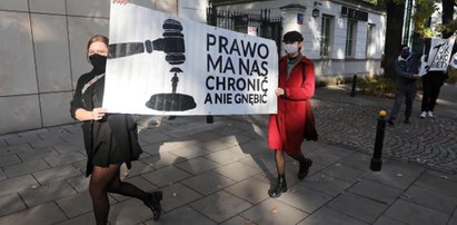 Chcą ograniczyć prawo do aborcji. Kobiety protestują przed gmachem!