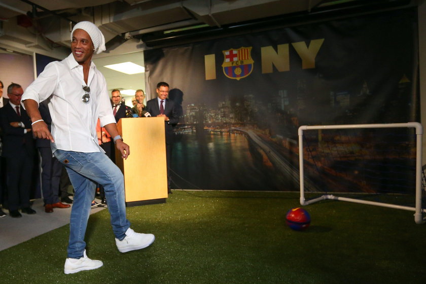 Ronaldinho ominął mecz FC Barcelona - Deportivo La Coruna, bo bawił się na plaży