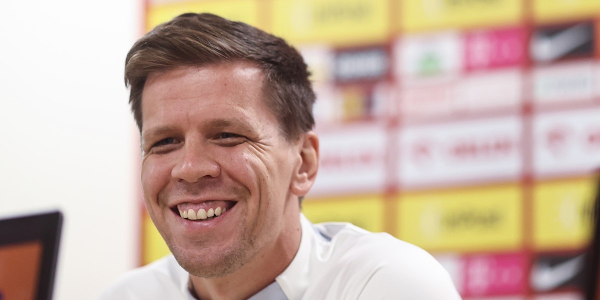 Wojciech Szczęsny jak zwykle z wielkim uśmiechem na ustach. Nasz bramkarz lubi dzielić się z fanami swoimi prywatnymi tajemnicami. 