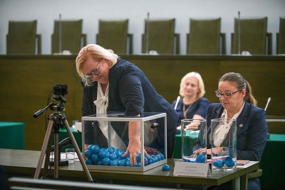 Pierwsza Prezes Sądu Najwyższego Małgorzata Manowska (L) w Sądzie Najwyższym w Warszawie