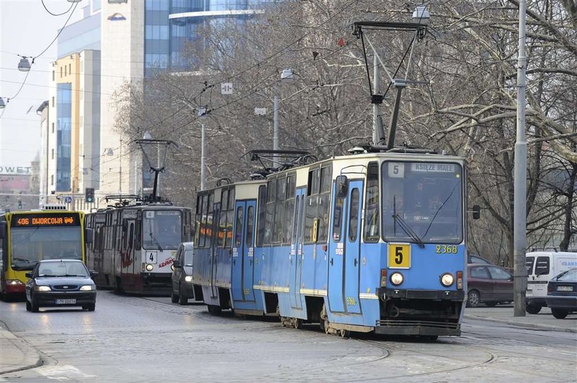 Groził pasażerom nożyczkami w tramwaju