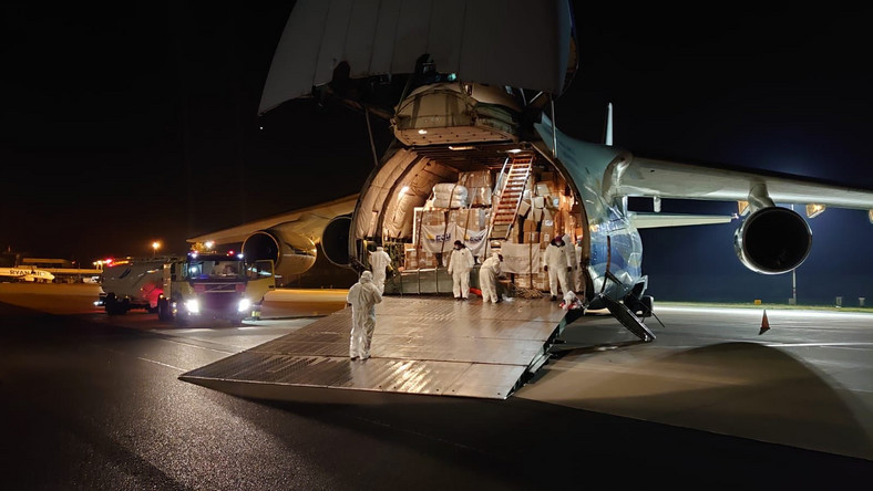 Koronawirus. Wrocław: wylądował Antonov AN-124 ze sprzętem medycznym 