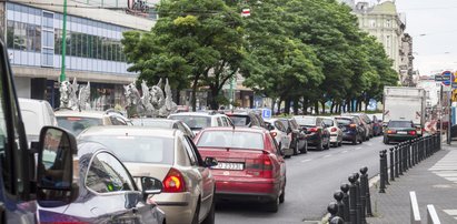 W centrum korki po horyzont. Urzędnicy chwalą się powiększaną strefą 30