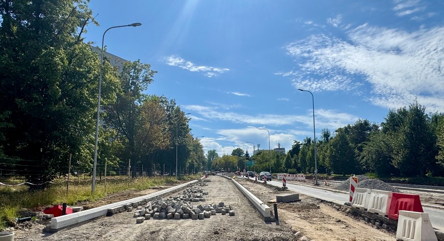 Na wysokości ulicy Zaporoskiej układane są już krawężniki pod nowa jezdnię.