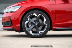 Ma silnik 2.0 i spala 4,8 l na 100 km. Skoda trzęsie rynkiem. Cena hitem