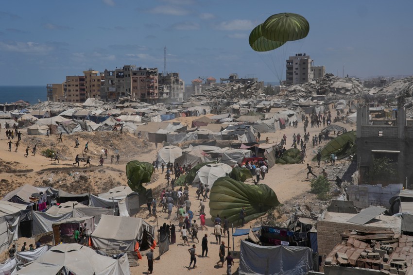 Palestinci prikupljaju humanitarnu pomoć bačenu iz vazduha na Gaza Siti 7. avgusta
