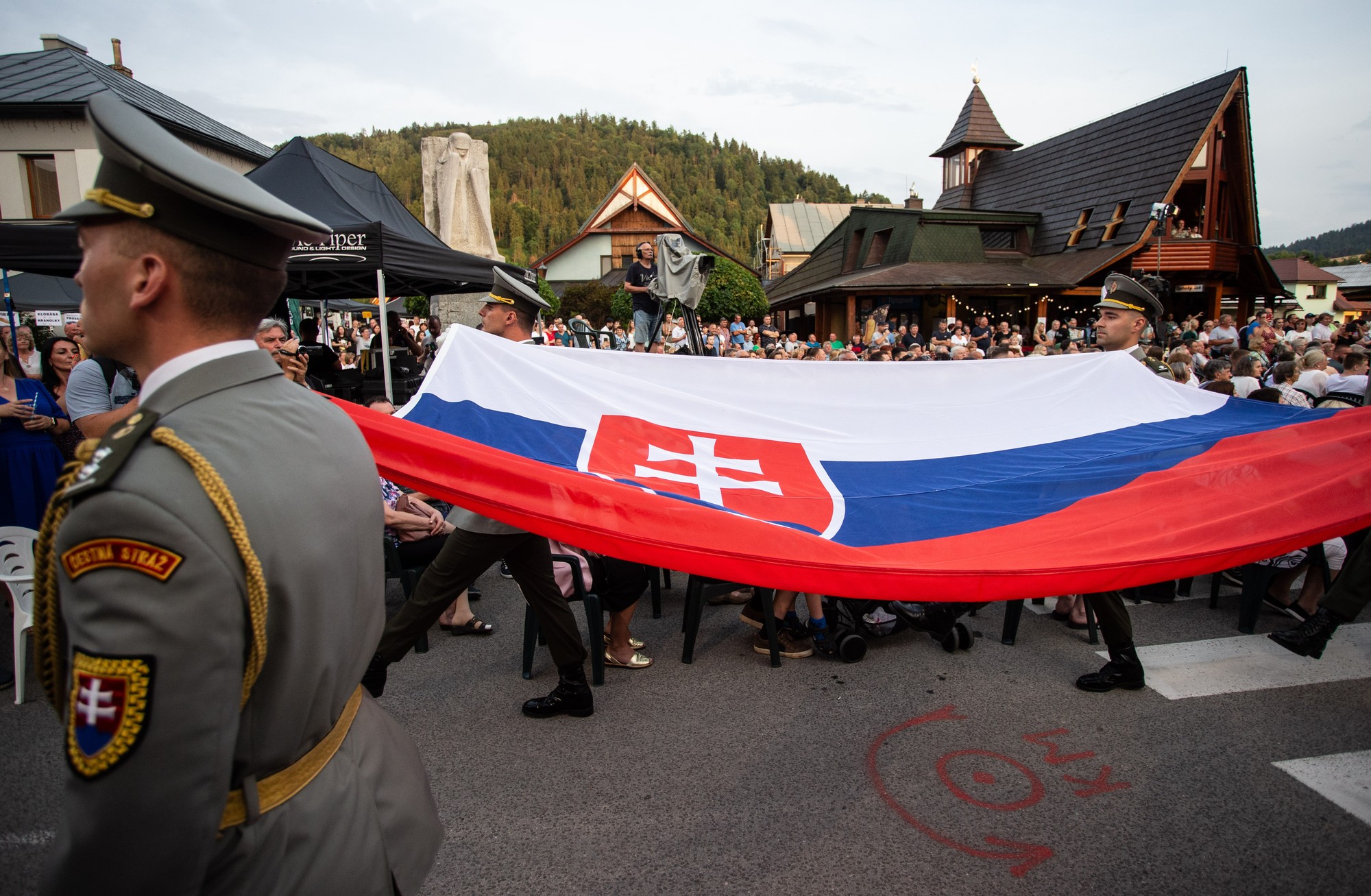 Príslušníci čestnej stráže so zástavou Slovenskej republiky počas podujatia Oslavy prijatia Deklarácie o zvrchovanosti SR.