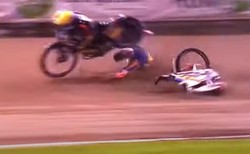 Makabryczny wypadek, kibice zamarli. Woffinden najechał na Iversena... [WIDEO]