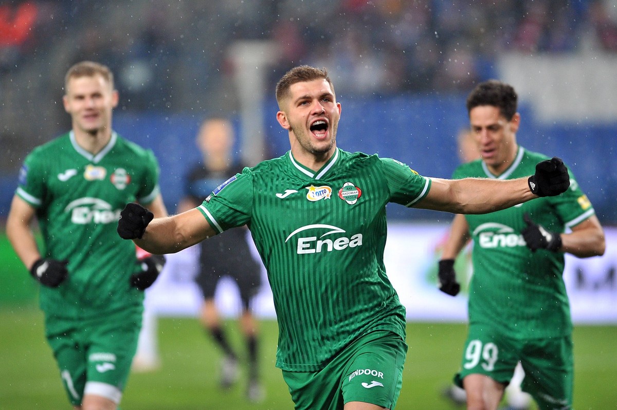 Radość piłkarzy Radomiaka Radom (od lewej: Michał Kaput, Karol Angielski i Mario Rondon) podczas meczu z Wisłą Kraków