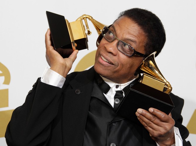 Herbie Hancock dostał Grammy w kategoriach Najlepsze Wykonanie Improwizowane Solo - Jazz, za utwór 'A Change Is Gonna Come' oraz Najlepsza Kolaborację Wokalną - Pop za utwór 'Imagine'
