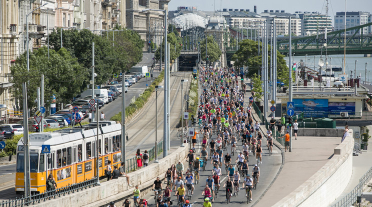 Az I Bike Budapest kerékpáros felvonulás résztvevői a Jane Haining rakparton 2021. június 26-án / Fotó: MTI/Mohai Balázs