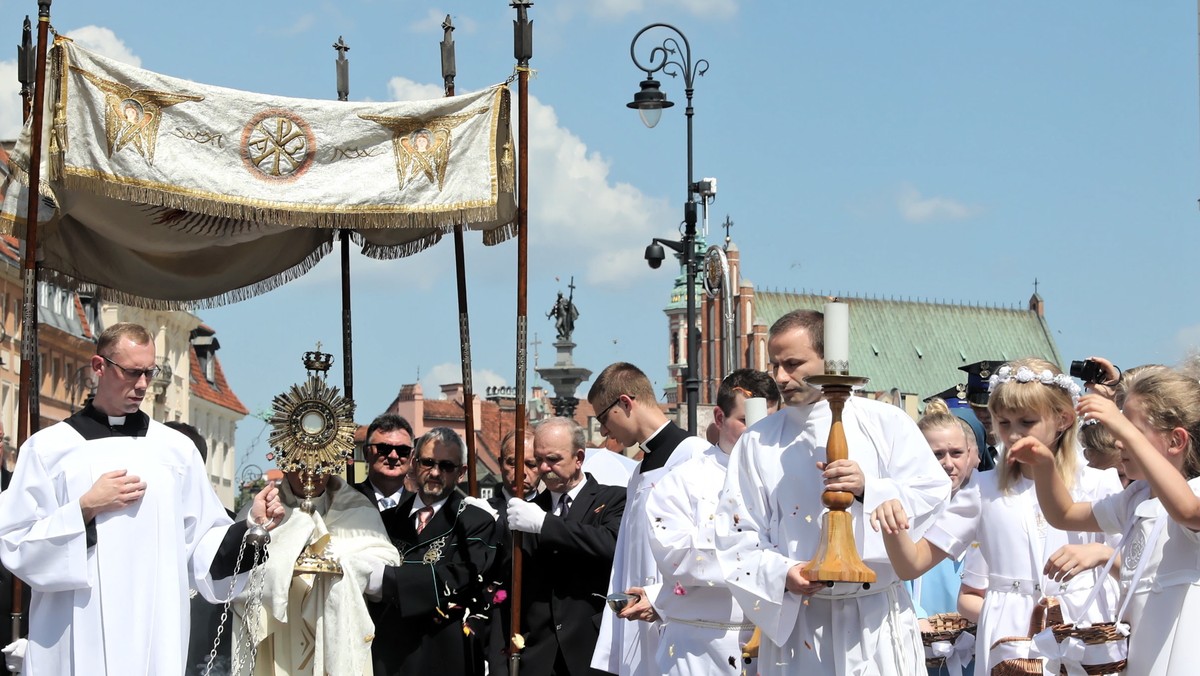 Na procesji Bożego Ciała w Warszawie pojawił się mężczyzna przebrany za Jezusa. To łódzki artysta znany jako Człowiek-Motyl. Został zatrzymany przez policję - podaje "Metro".